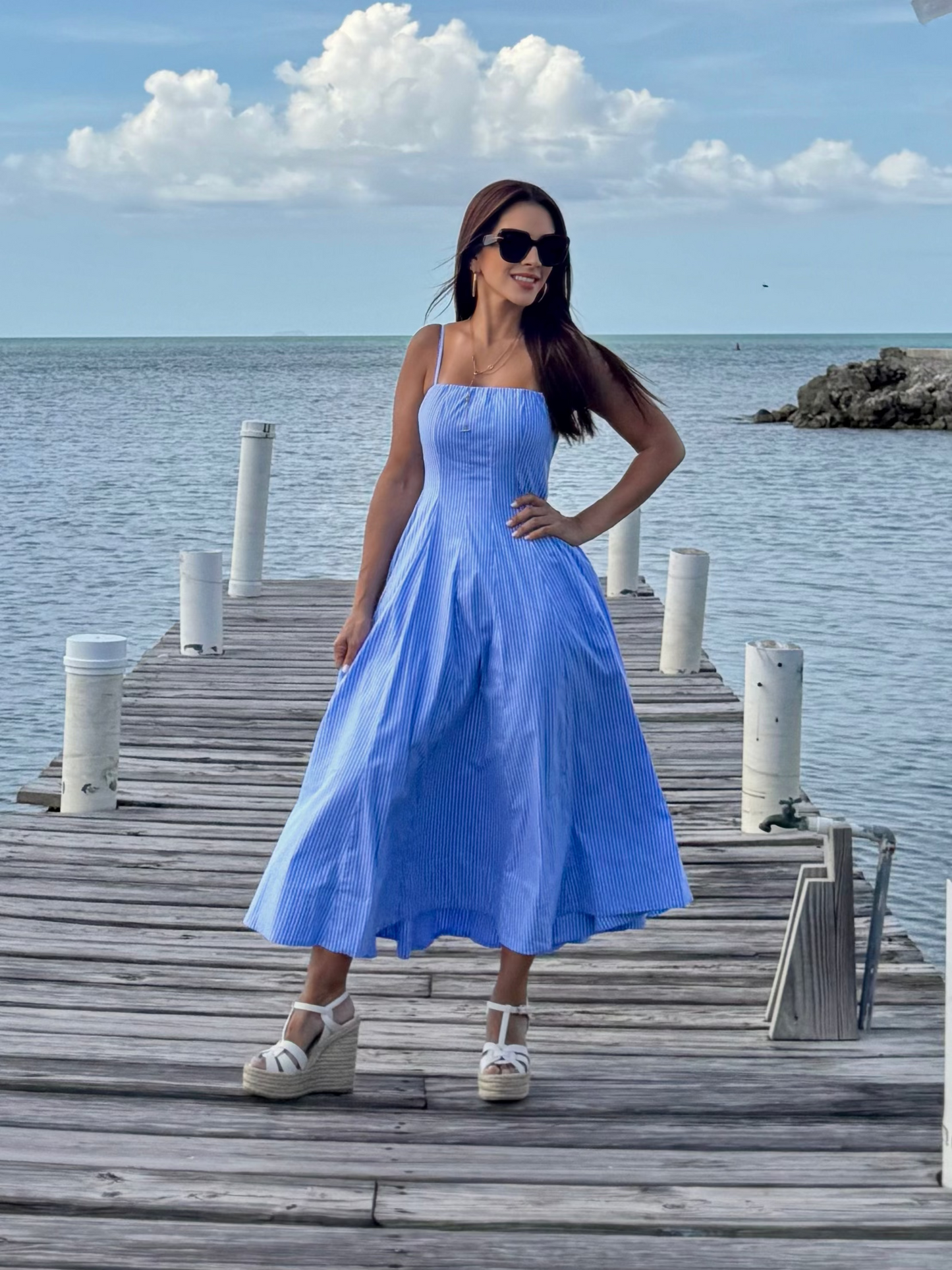 Blue Midi Dress con Líneas Blancas